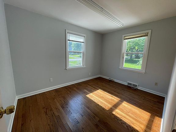 3rd image of 822 W 85th St