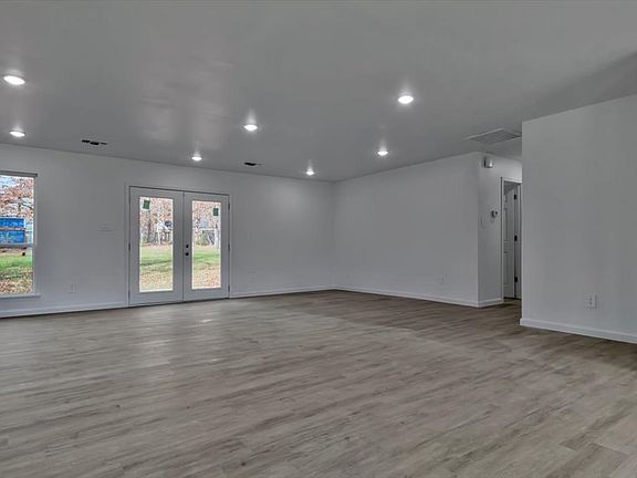 5th image of 110 Pebble Creek St
