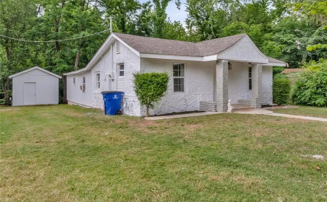 3 bed, 1205 sqft, $1,300 — Photo 2