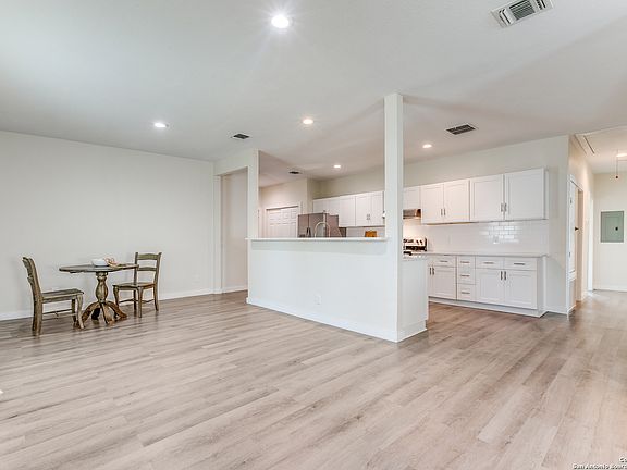 3rd image of 506 CANAVAN AVE