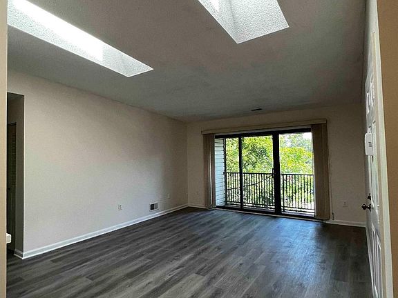 4th image of 321 Hampshire Ct #2321