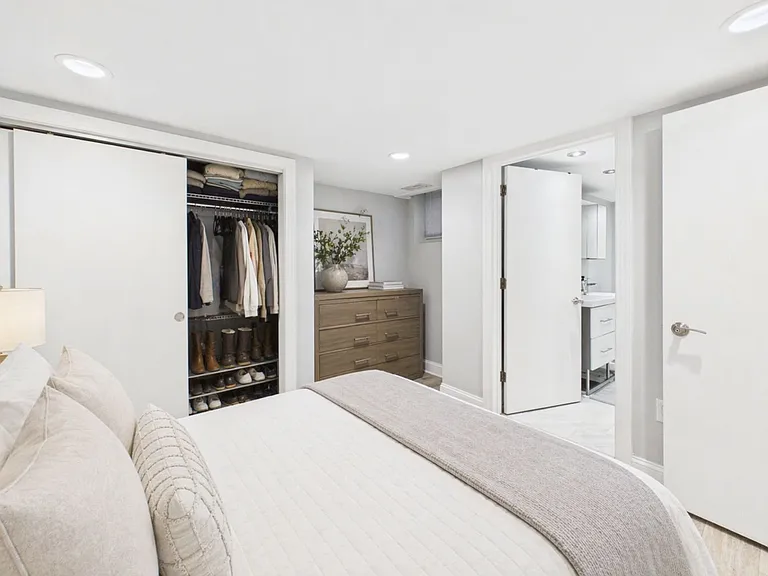 Beautiful 2 Bed 2 Full Bath Available In The Heart Of Rittenhouse Square! Free Water Pets And Gas — Photo 12