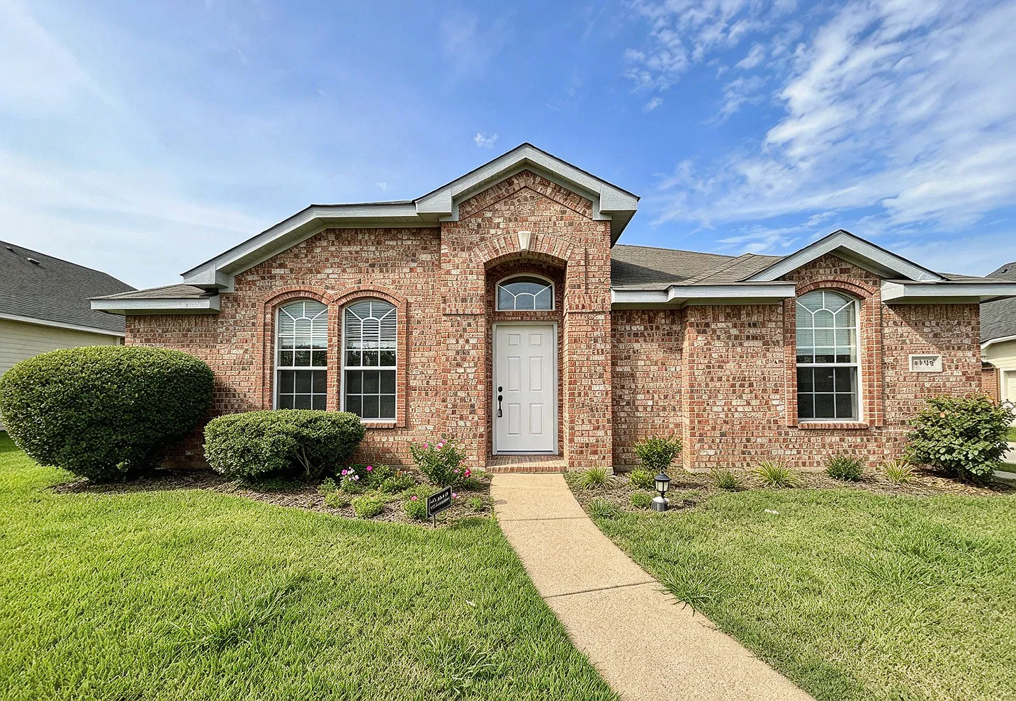 3 bed, 1745 sqft, $2,349 — Photo 1