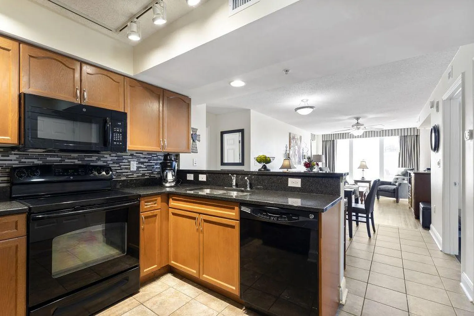 2 bed, 2.0 bath, 1097 sqft, $3,062 — Photo 4