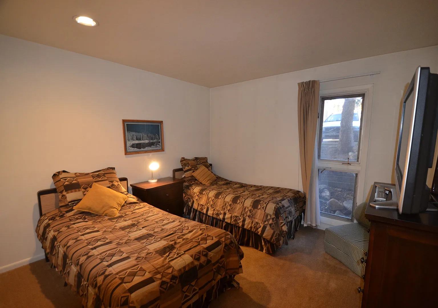 Long Winter Lease! Fully Furnished, on bus route! Remodeled Kitchen and Baths! — Photo 3