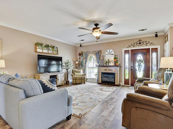 3rd image of 221 Henley Pl