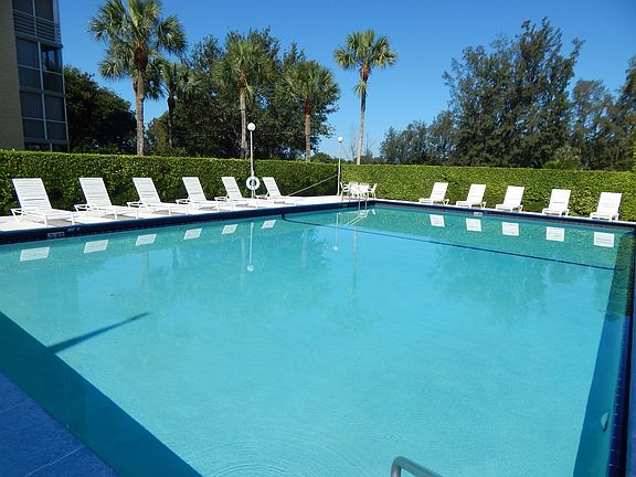 Boca Teeca Boca Raton Real Estate Agent Carolyn Boinis 561-2