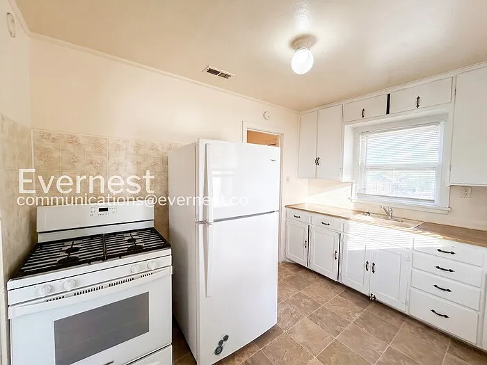 943 E Las Animas St — Photo 4