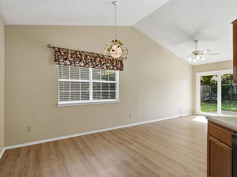 1919 N Radcliffe Ave — Photo 16