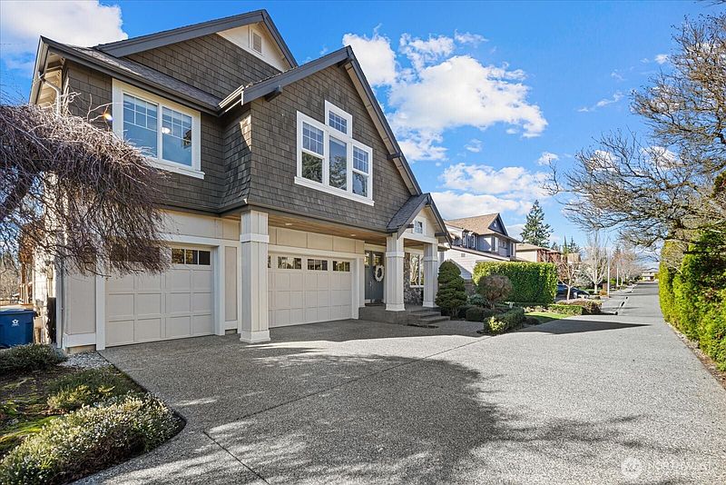 2nd image of 215 Ilwaco Place SE