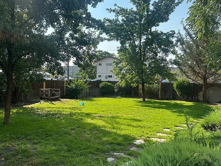 810 Mill St — Photo 8