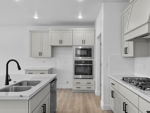 4th image of 2820 W Aurora Ave