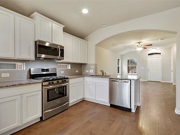 4th image of 811 Belton Way