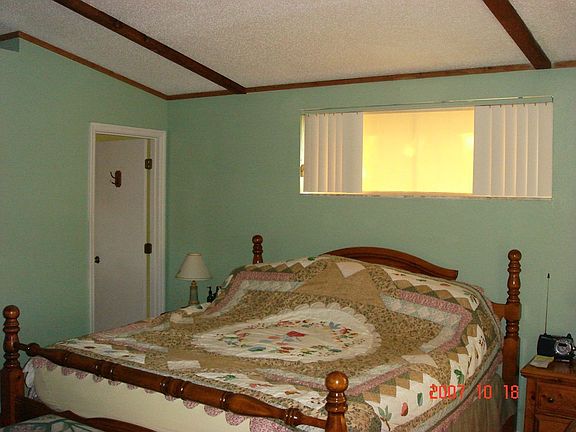 Spacious Master w/huge walk-in closet