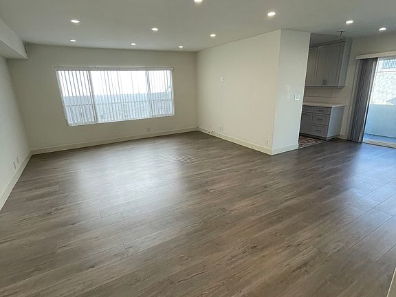 2nd image of 922 S Shenandoah St #3B
