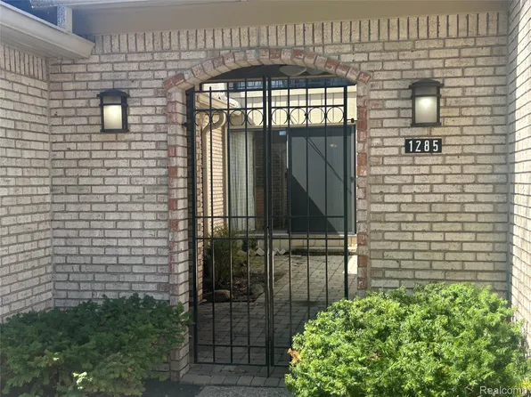 1285 Greenglen Ct, Bloomfield Hills, MI 48304