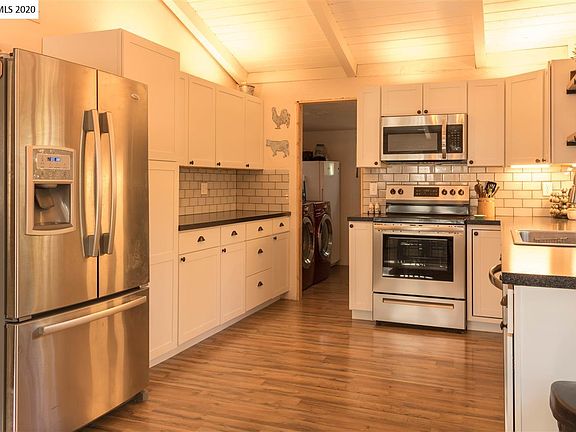 3rd image of 464-105 Christie St
