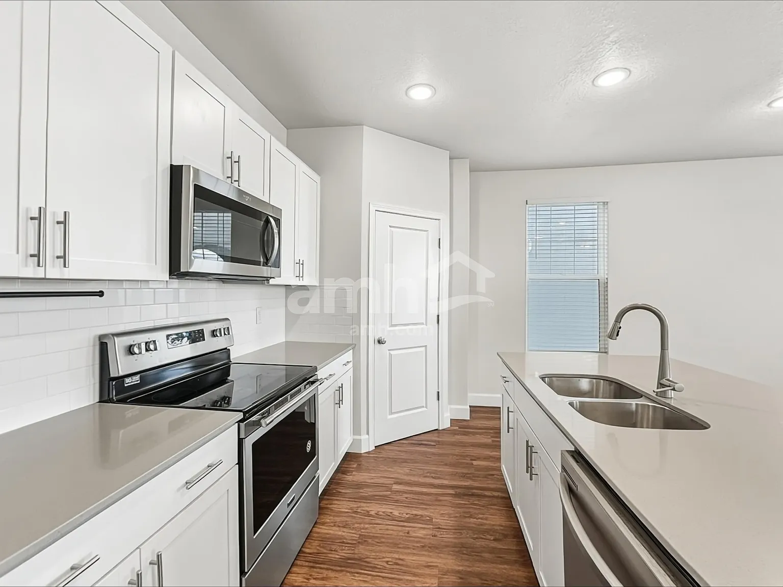 4 bed, 3.5 bath, 2650 sqft, $2,705 — Photo 3