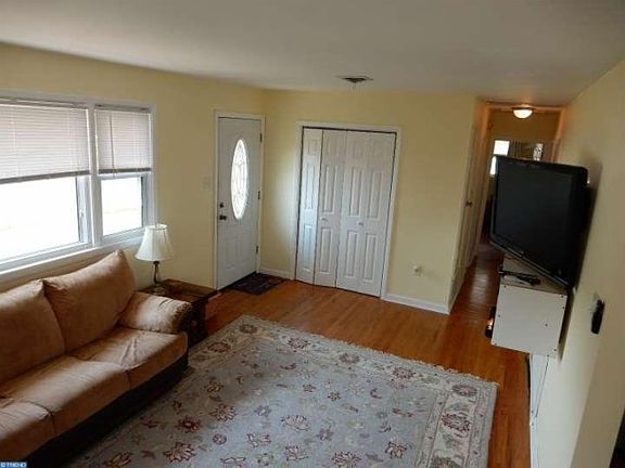 3rd image of 2414 Newell Dr