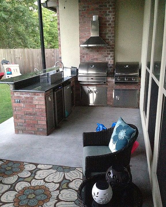 Porch with outdoor kitchen