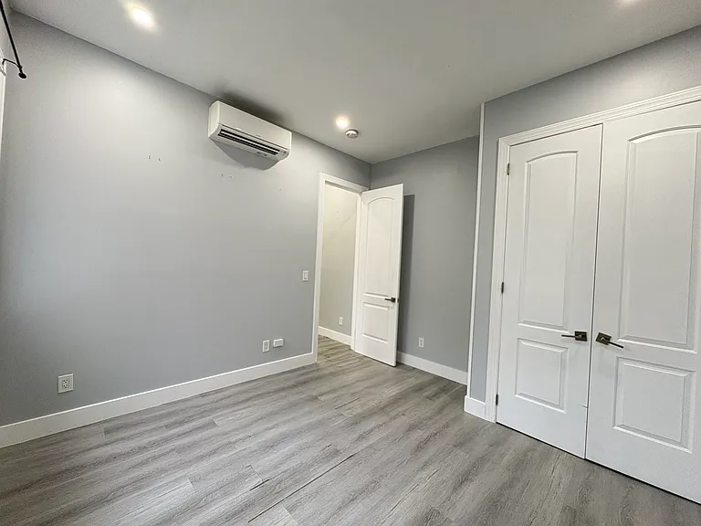 5516 Hudson Ave #1R — Photo 3