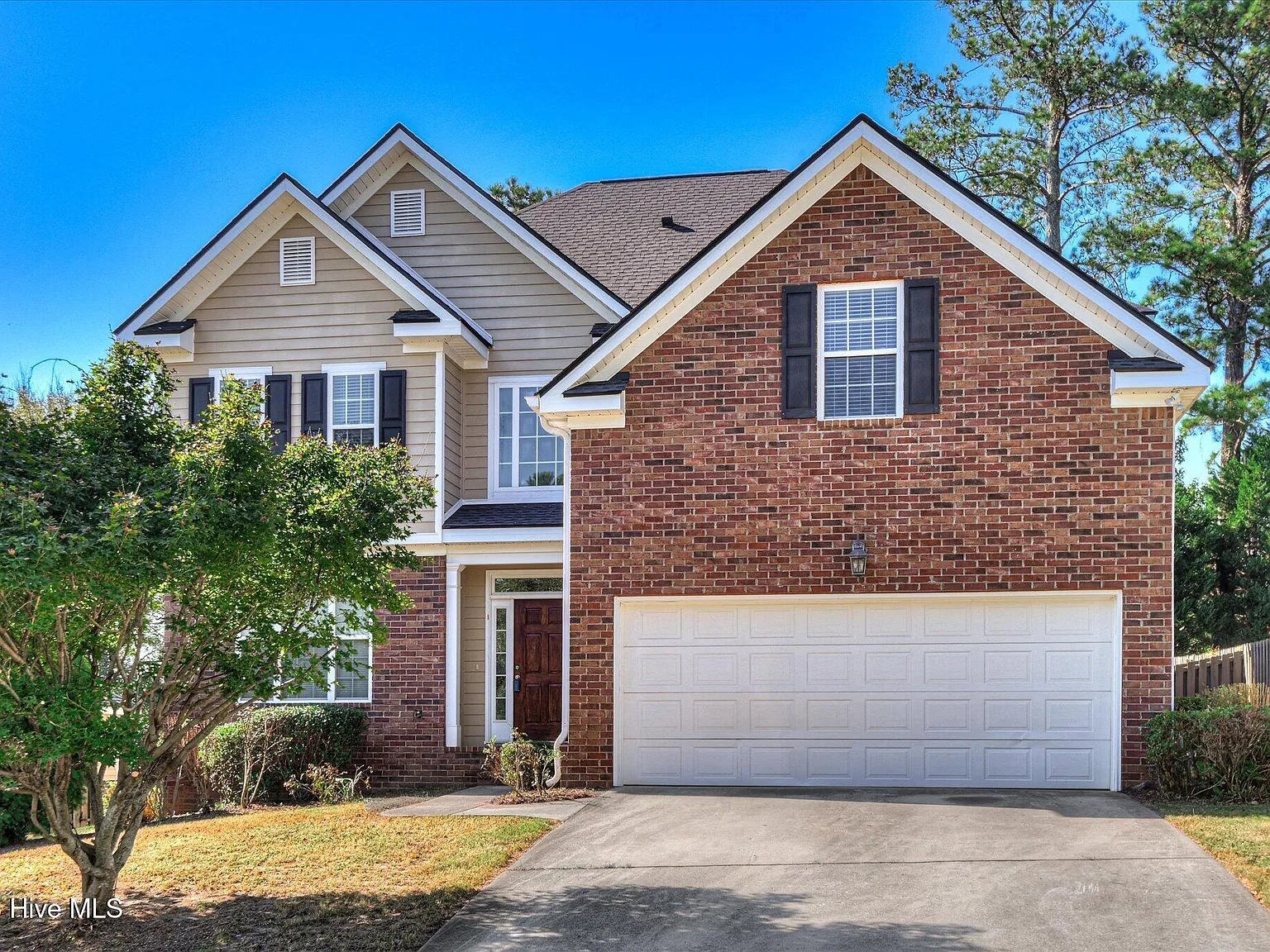 5 bed, 3.0 bath, 2438 sqft, $2,300 — Photo 2