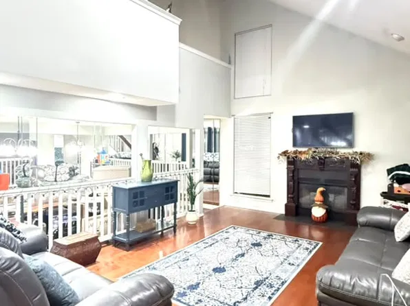 14 Brook St, Somerset, NJ 08873