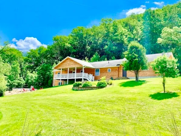 1411 Great River Rd, Lansing, IA 52151