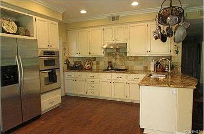BEAUTIFUL KITCHEN AND THE REFRIGERATOR STAYS!