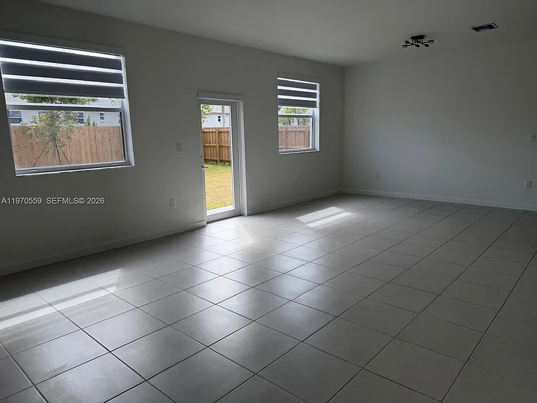 2638 SE 9th St — Photo 5