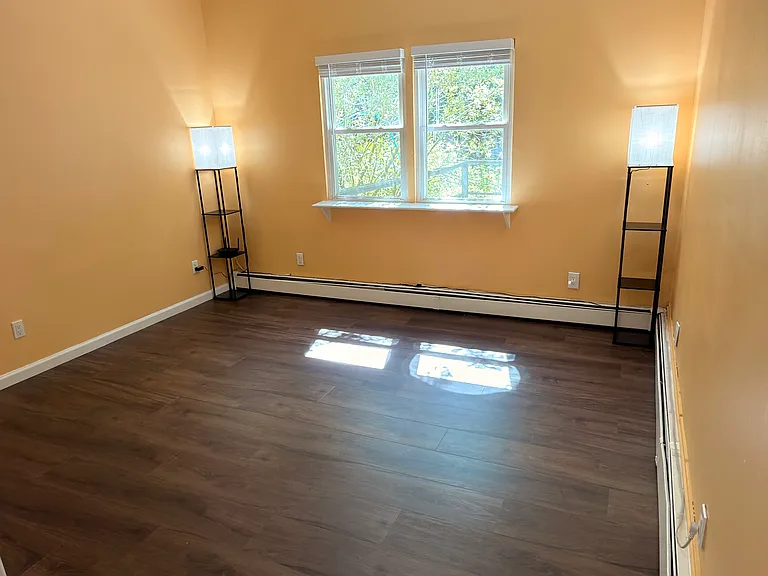 277 Auborn Ave — Photo 2