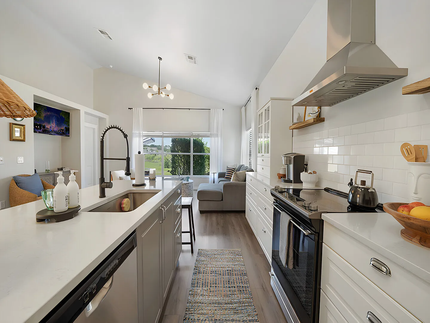 Serenity Gorgeous Upscale 4 Bedroom Pool — Photo 4