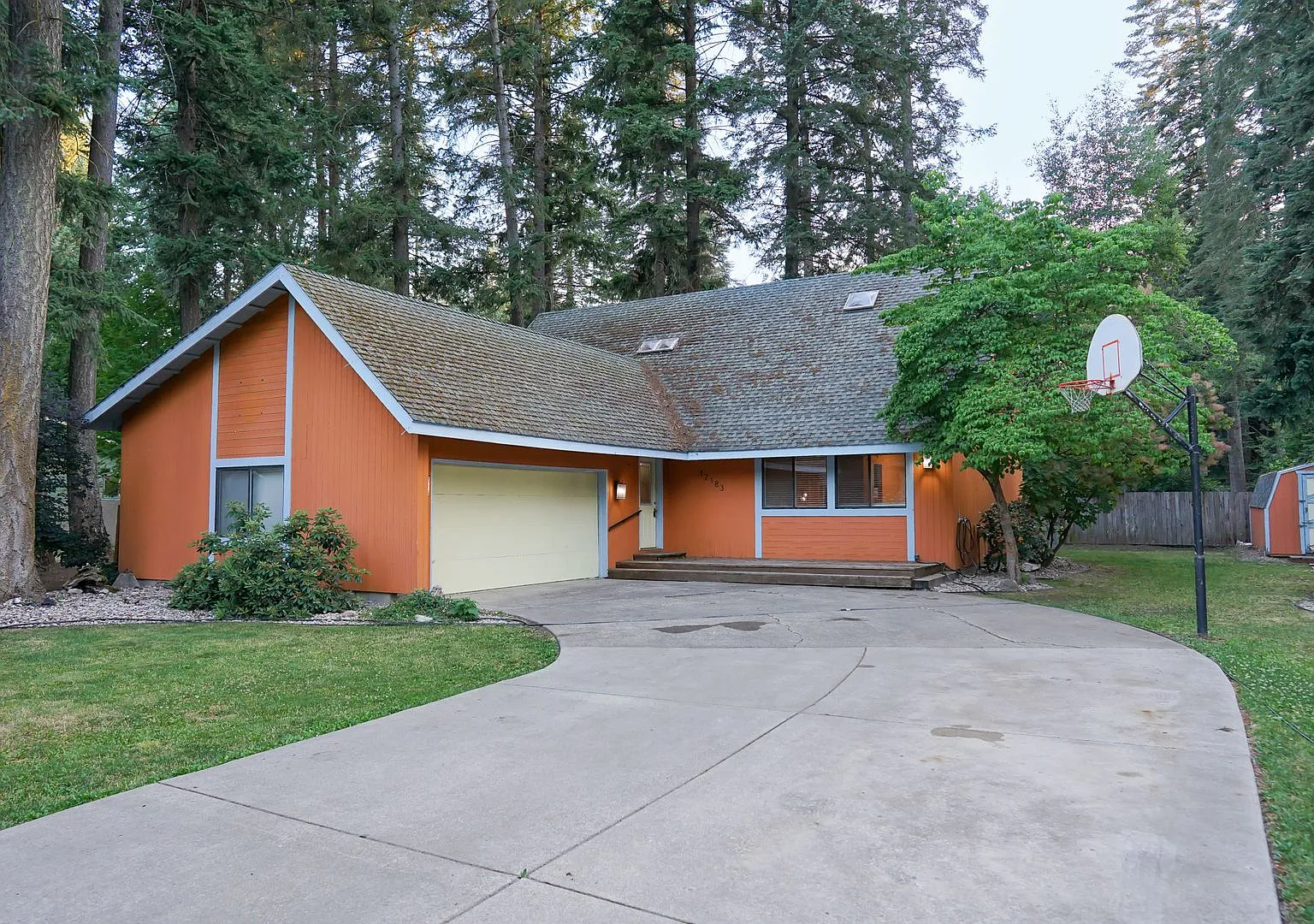 4 Bedroom home tucked away in Hayden — Photo 2