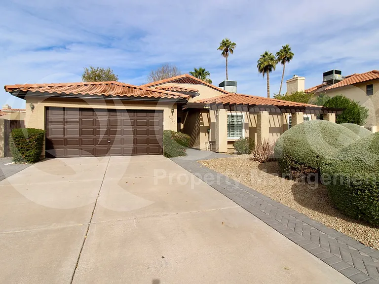 5420 E Paradise Ln — Photo 2