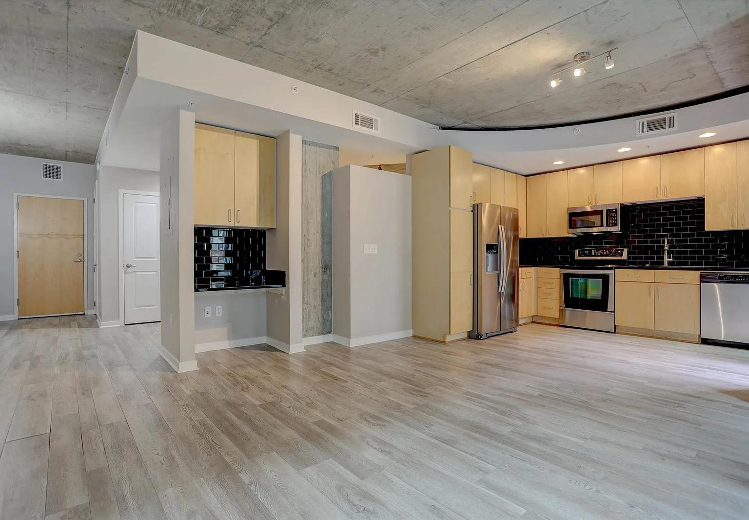 1 bed, 735 sqft, $2,100 — Photo 3