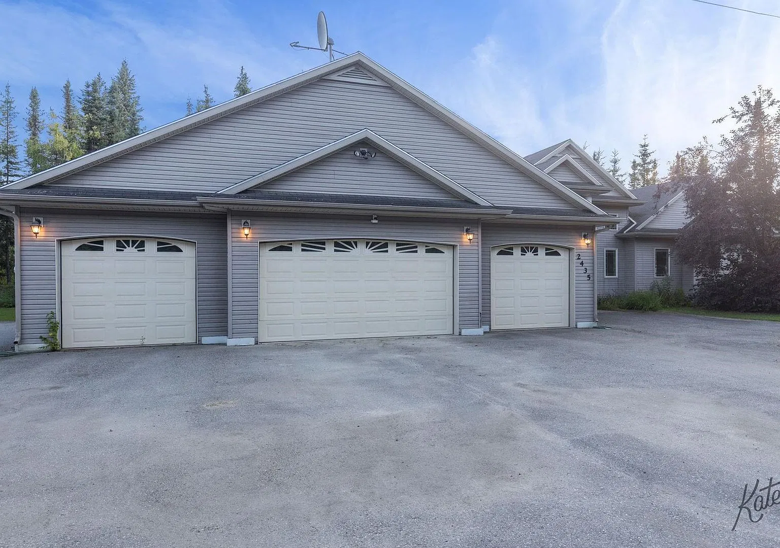 Century 21 Gold Rush Beautiful 4-Bedroom Waterfront Home For Rent! (Fairbanks) — Photo 3