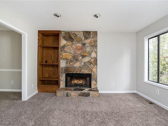 3rd image of 202 Everhill