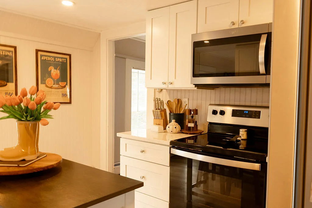 3 bed, 1000 sqft, $2,400 — Photo 2