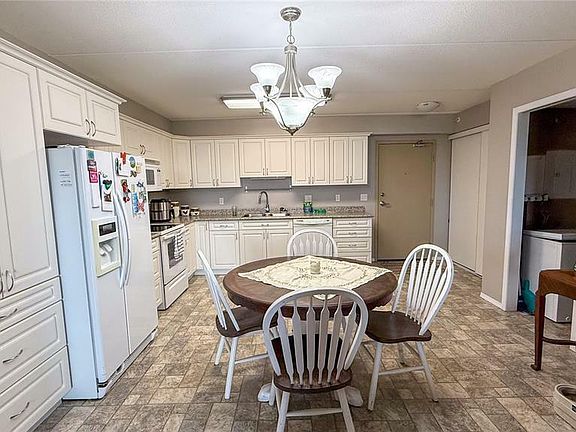 3rd image of 206 18th St W #2