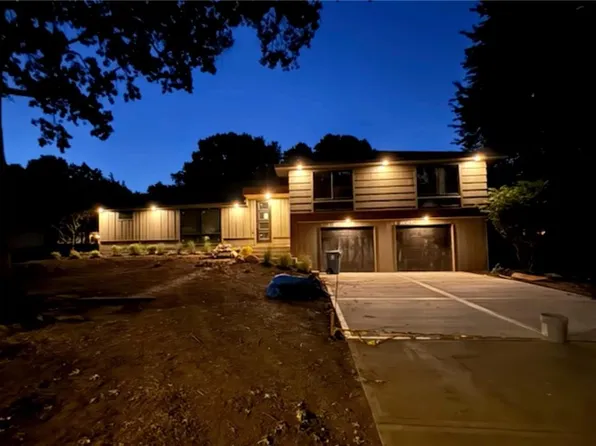 8025 Granada Rd, Prairie Village, KS 66208