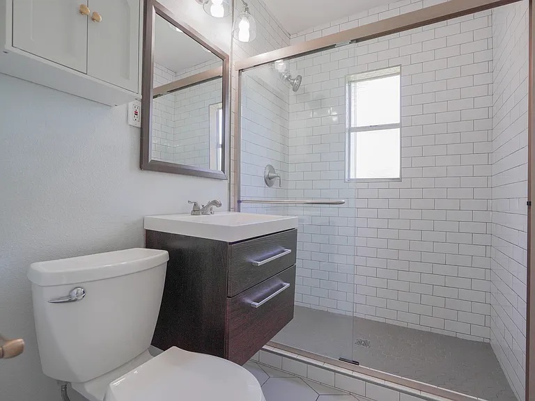 506 W 11th St — Photo 24