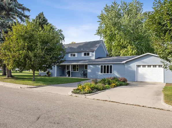 802 2nd St N, Casselton, ND 58012