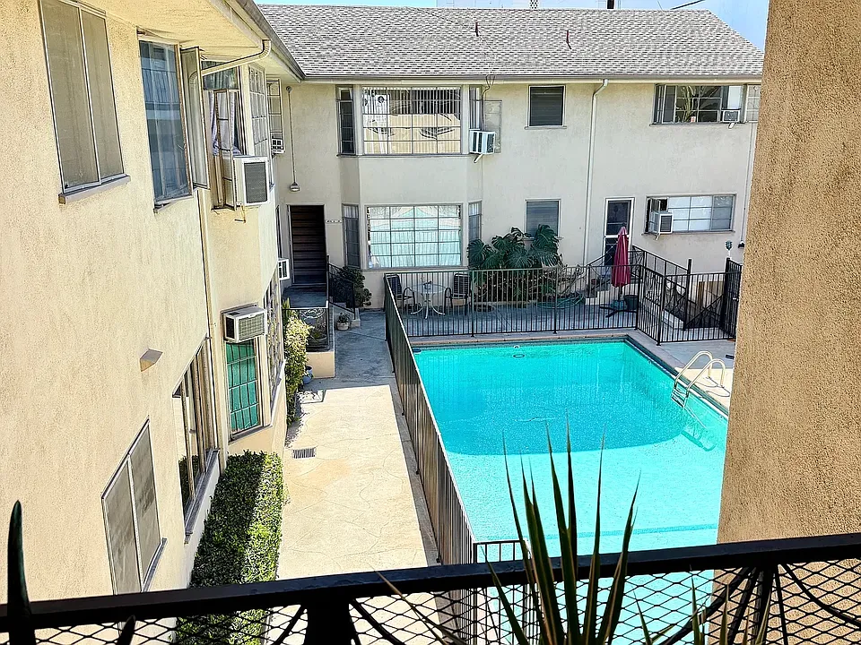 8222 De Longpre Ave #6