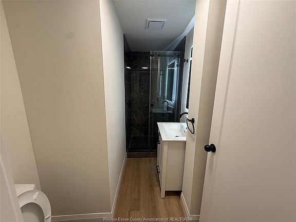 4th image of 643 Pierre Ave #3