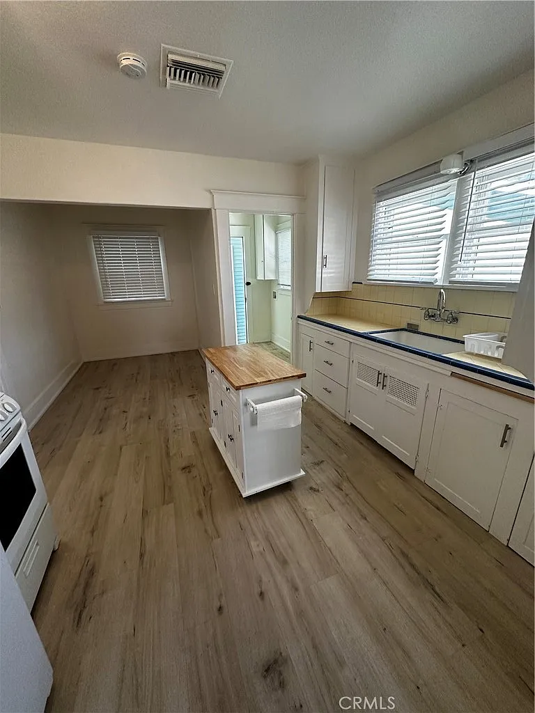 2 bed, 800 sqft, $2,300 — Photo 3