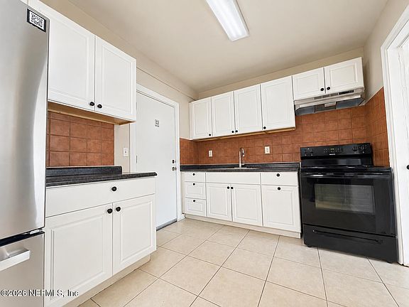 8th image of 7909 CAXTON Circle W