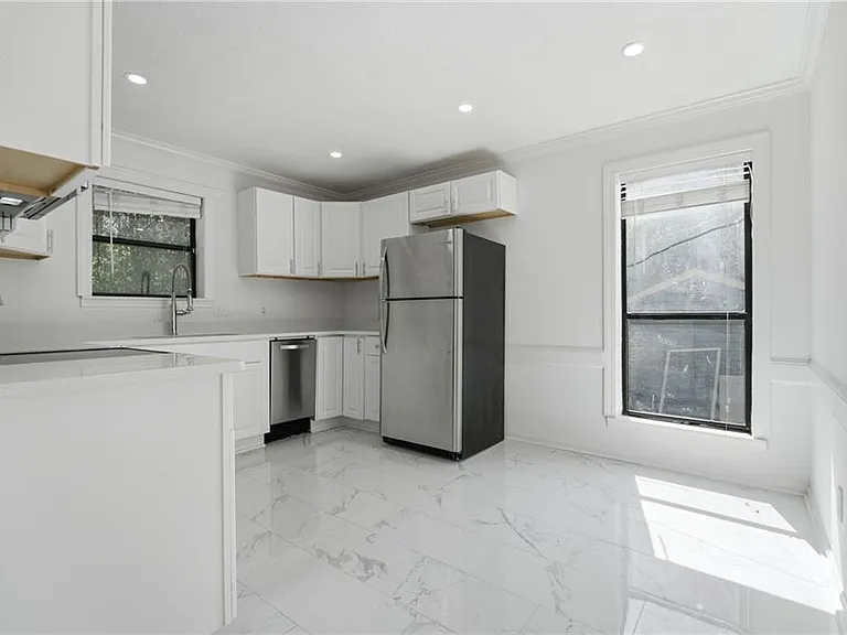 129 Sandalwood Cir — Photo 32