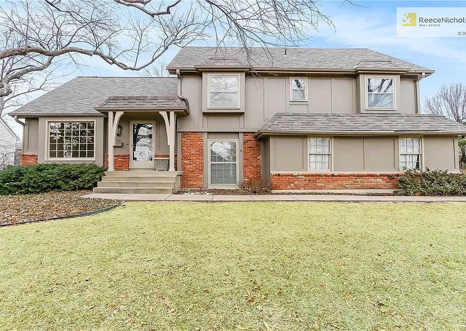 Beautiful corner lot with side entrance garage in desirable Oak Park.  Newer roof, exterior paint and driveway.
