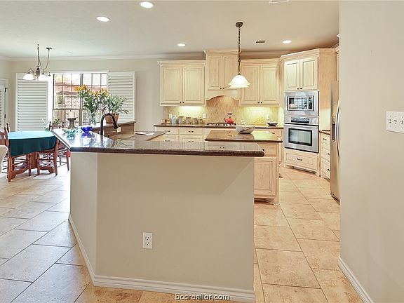 5th image of 2211 Ironwood Dr
