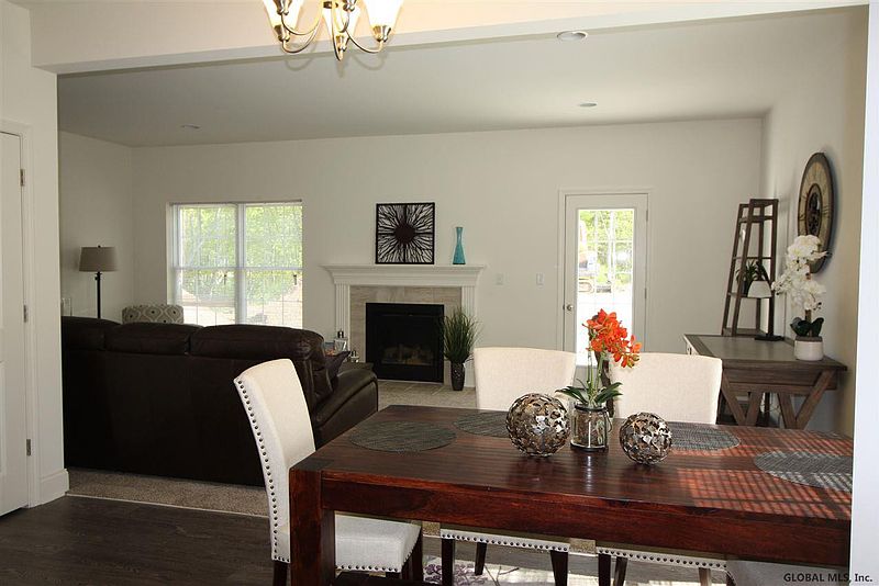 4th image of 32 REUTTER Drive